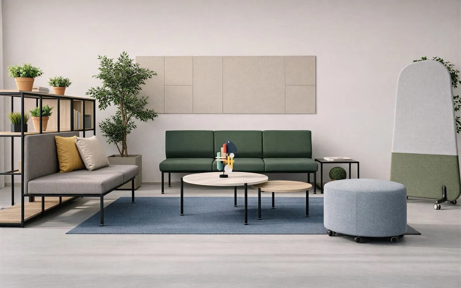 Área lounge con sofás verde y gris, mesas de centro redondas, puff y librero con plantas